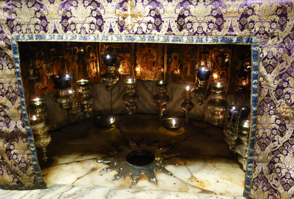 De exacte plek waar Jezus geboren zou zijn wordt aangegeven door een zilveren veertienpuntige ster in de vloer