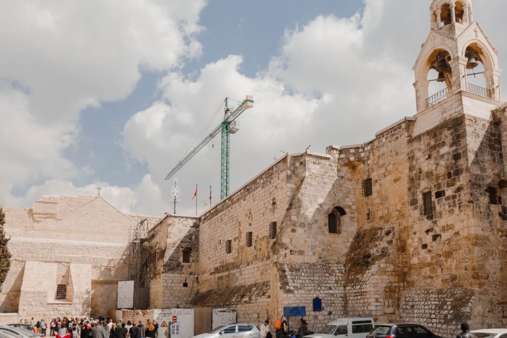 Toeristen bij de ingang van de Geboortekerk in Bethlehem