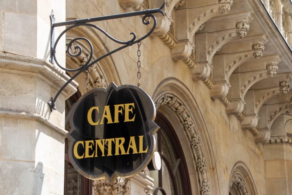 Koffie drinken in Café Central in Wenen