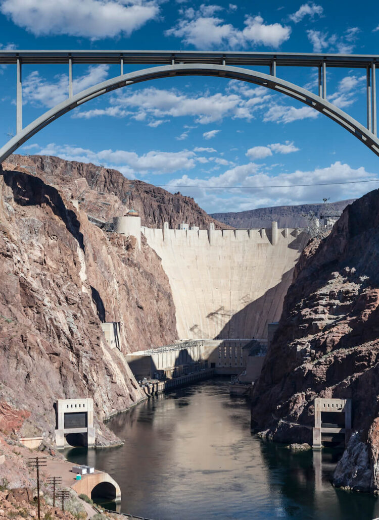 De Hoover Dam ligt op de grens van de Amerikaanse staten Arizona en Nevada