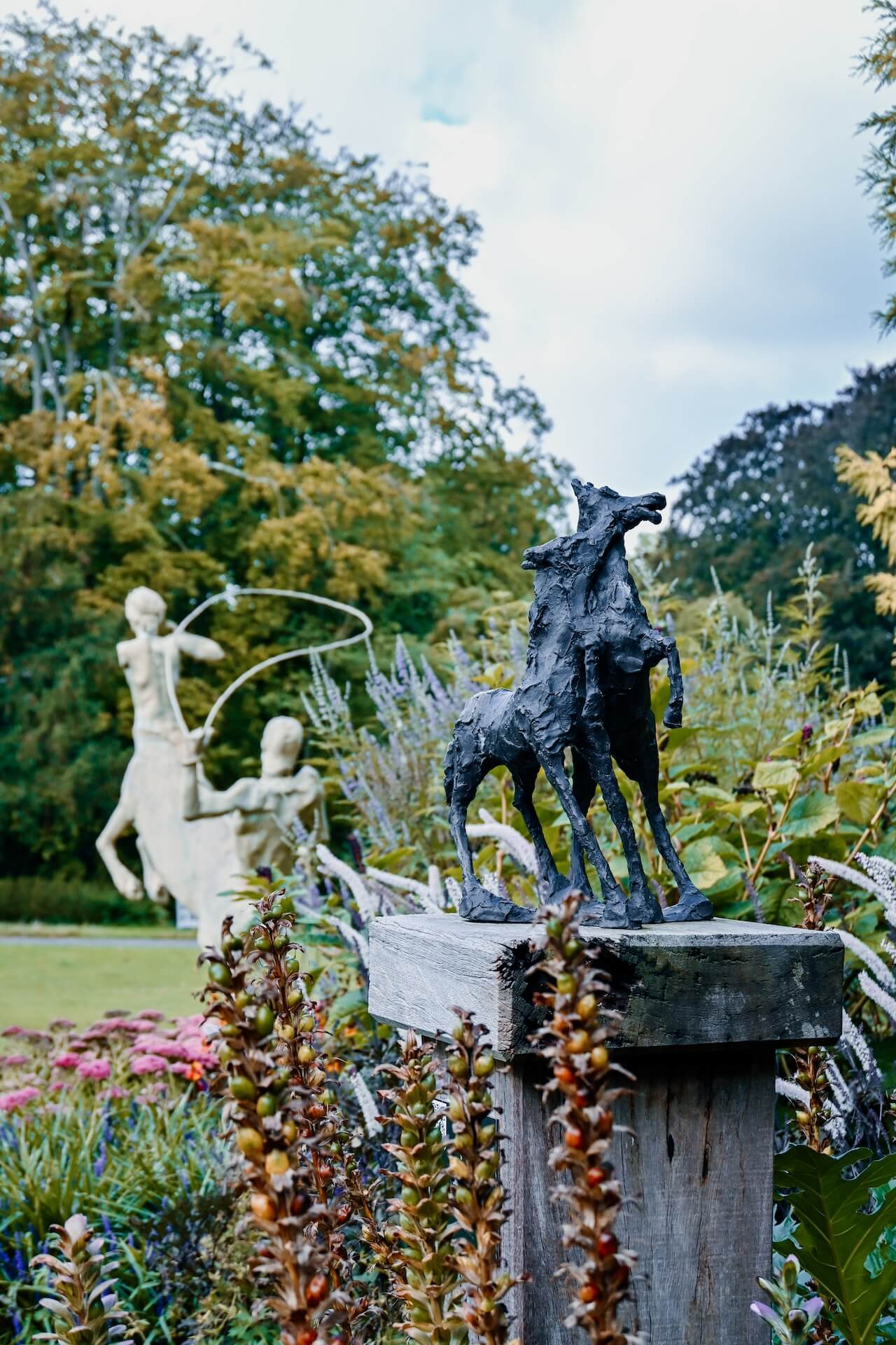 Twee paarden is een klein beeld van Jits Bakker