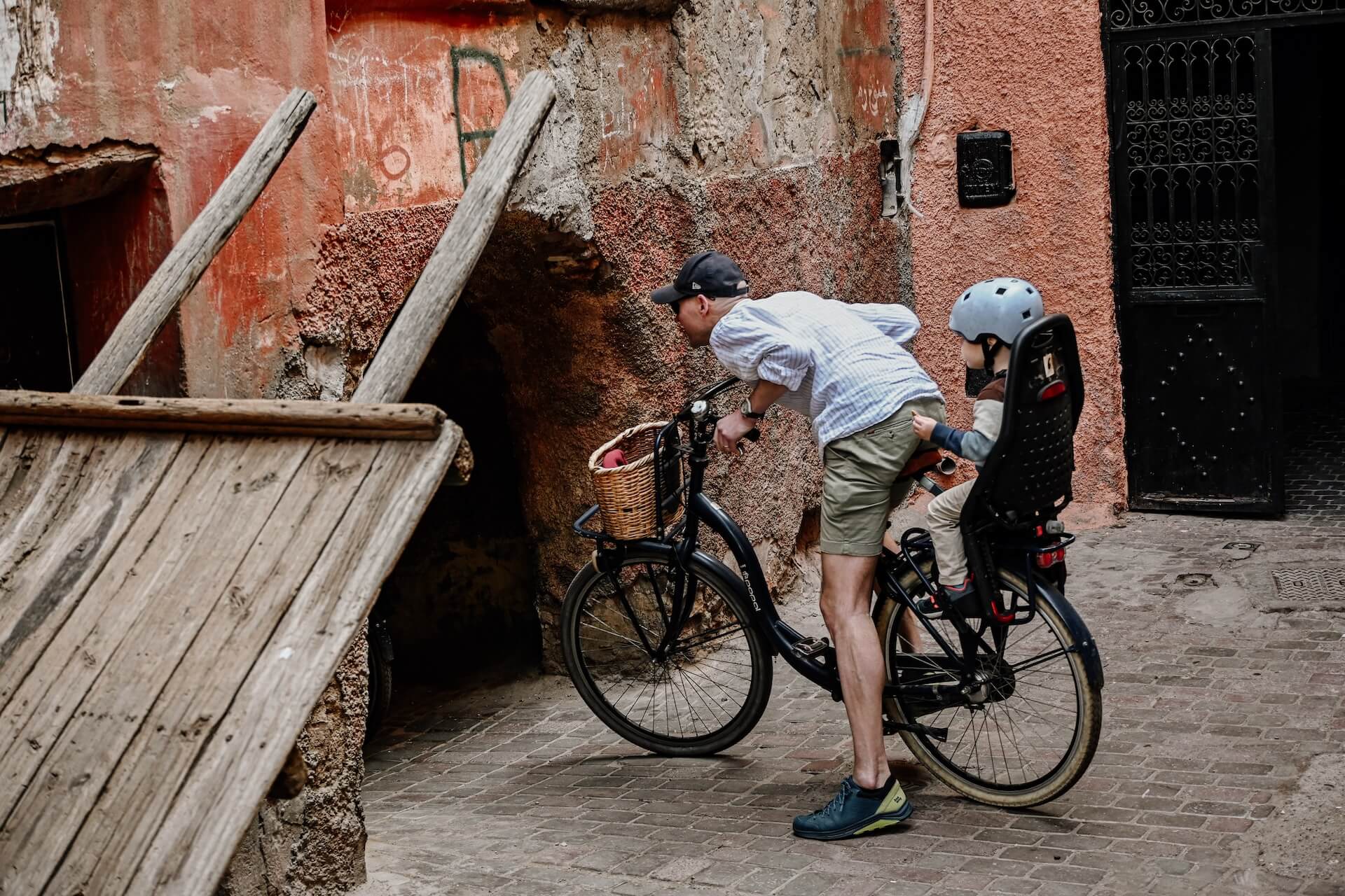 Fietsen door de medina in Marrakech