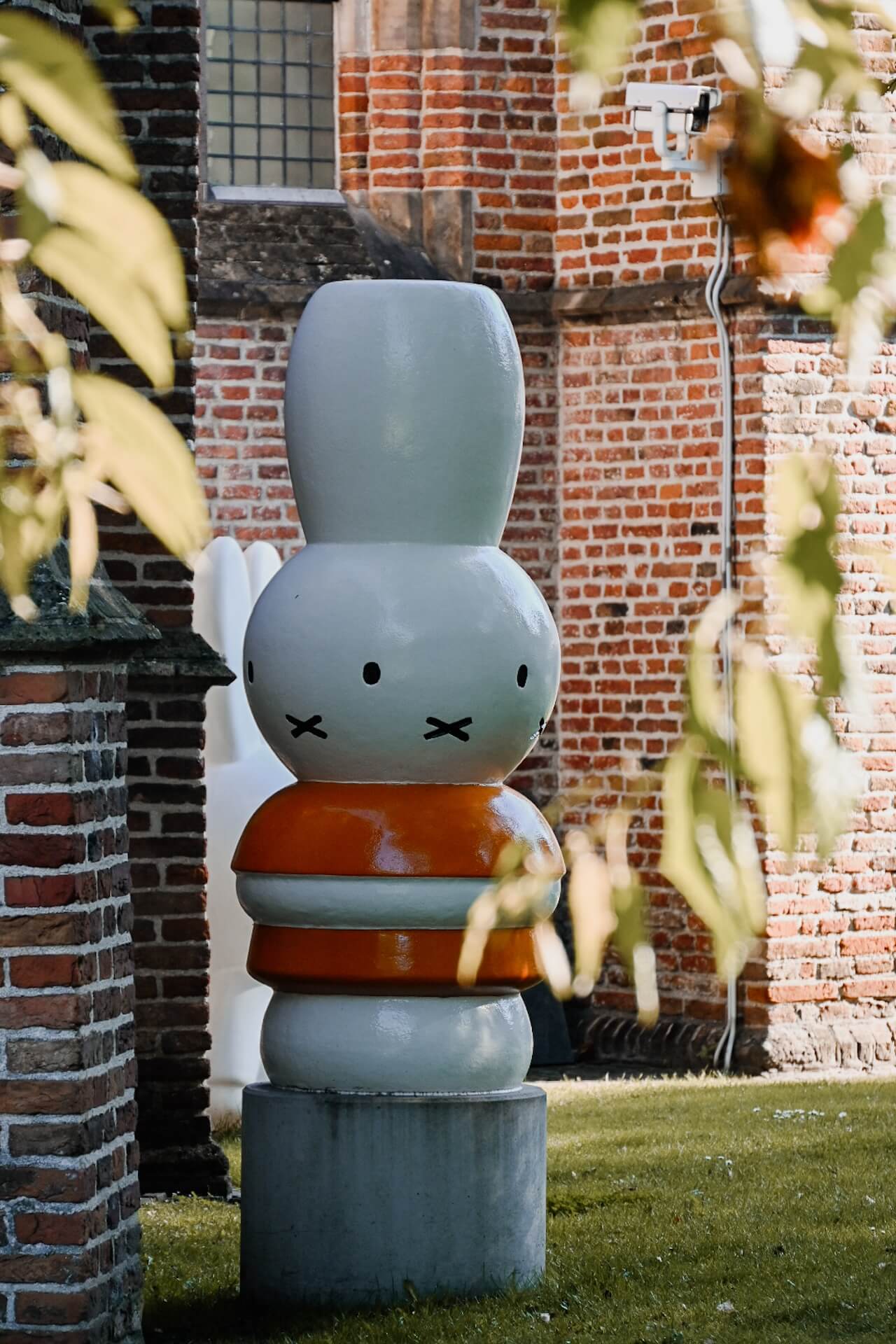 Nijntje in de tuin van het Centraal Museum