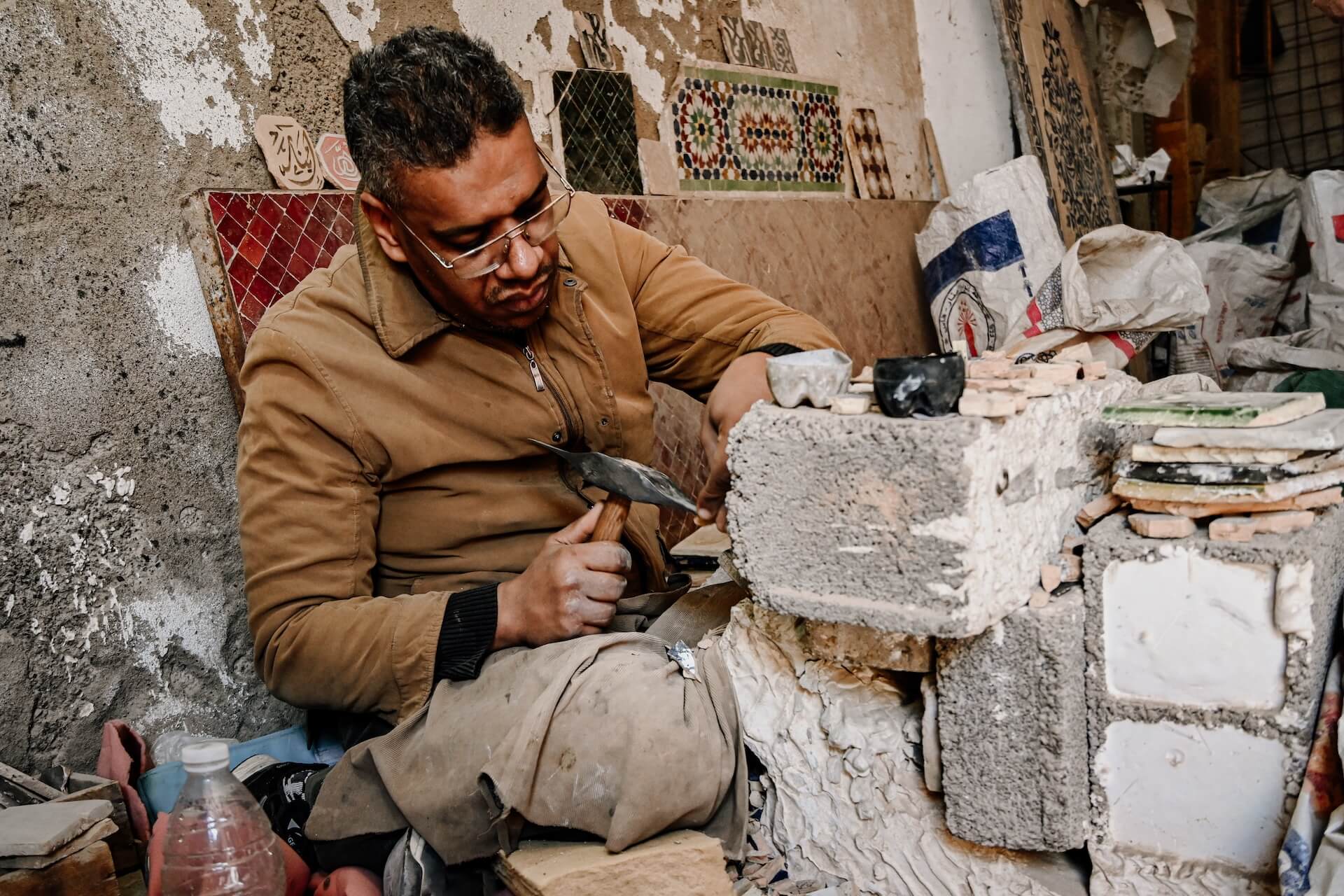 Vakman aan het werk in een mozaïek atelier in Marrakech