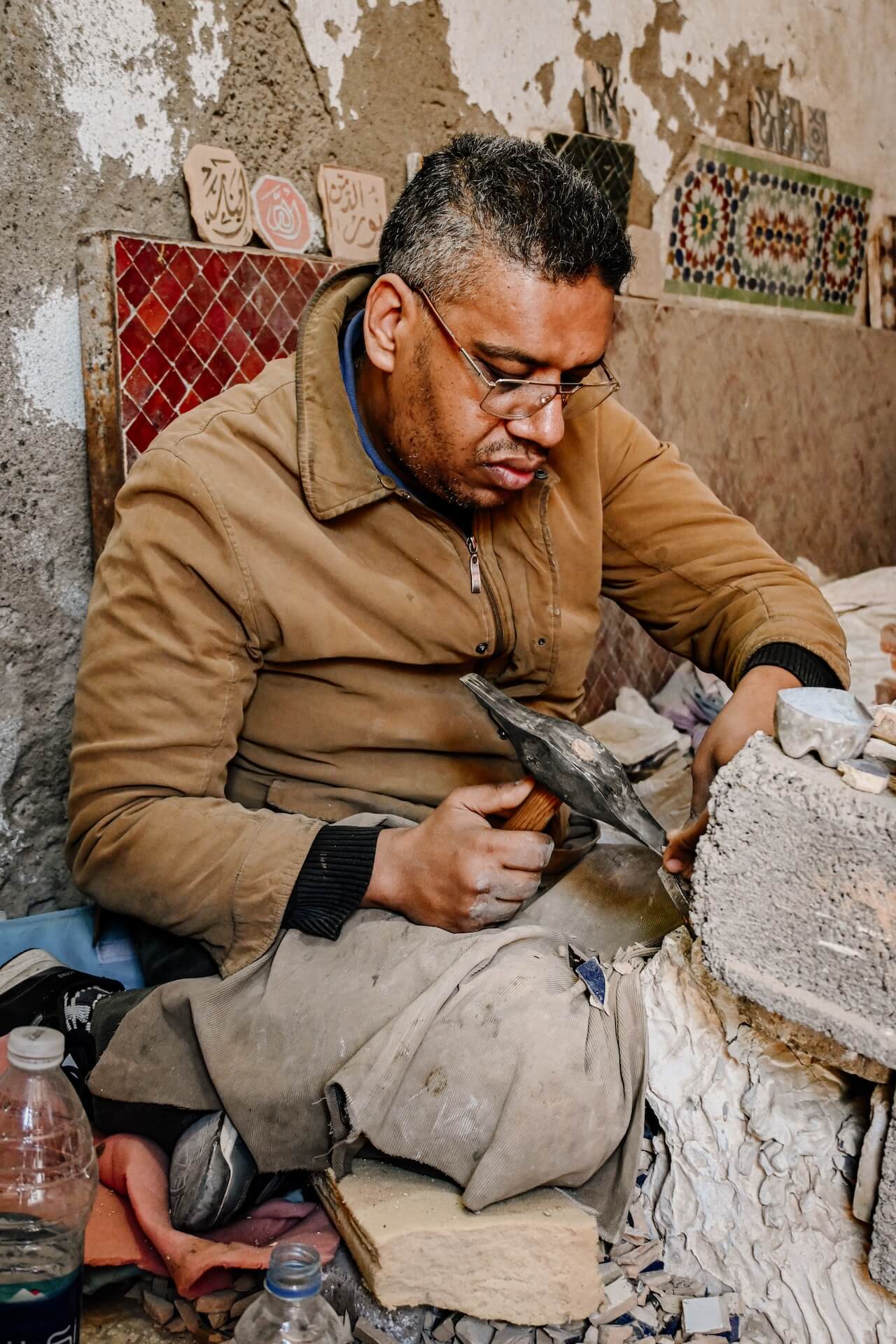 Vakman aan het werk in een mozaïek atelier in Marrakech