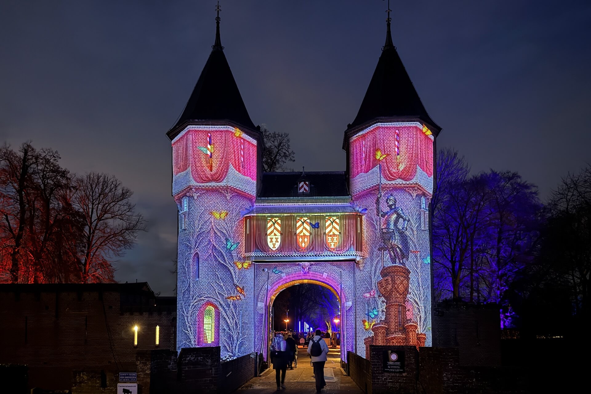 De toegangspoort is prachtig verlicht en dit is nog maar het begin