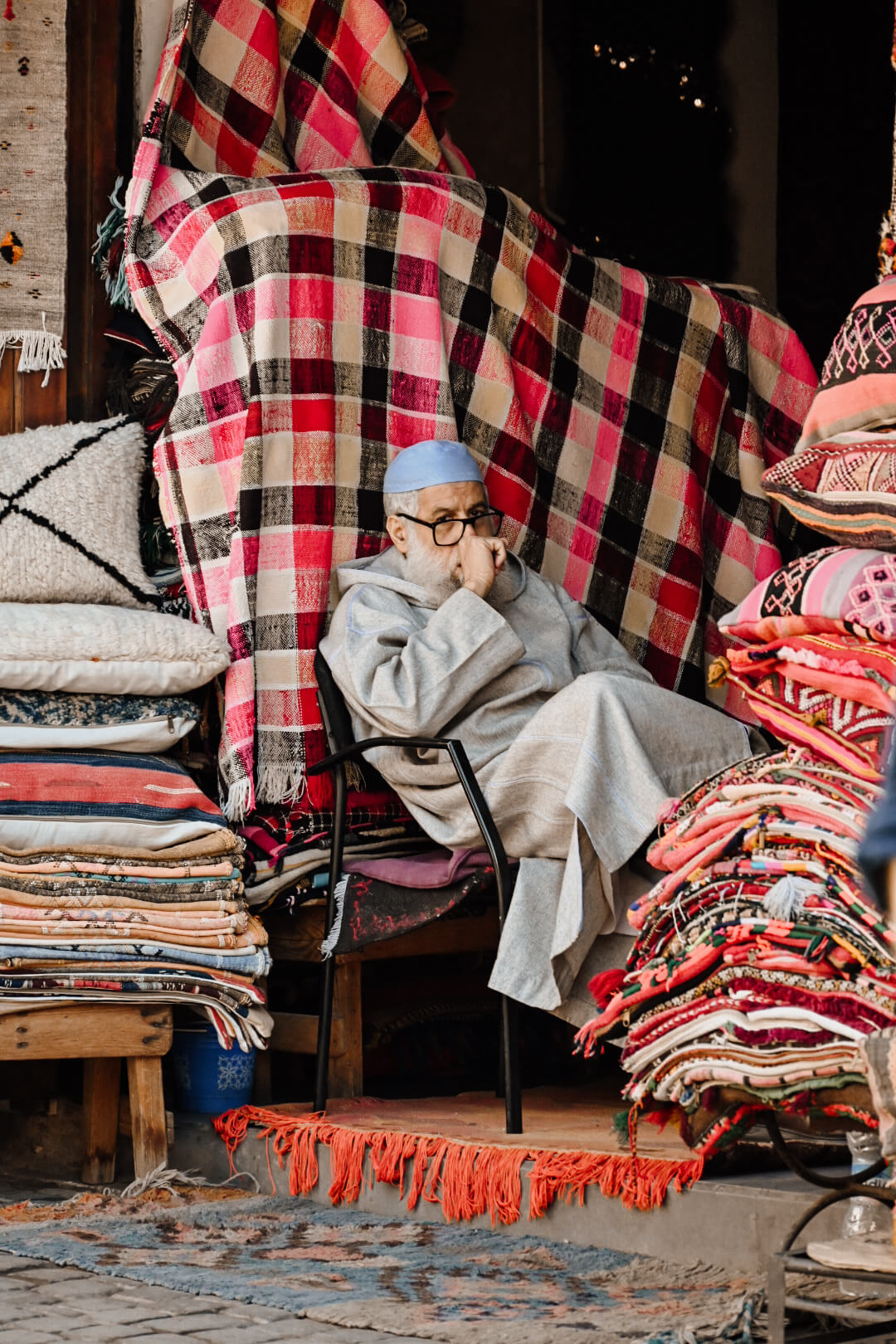 Verkoper in een souk in Marrakech