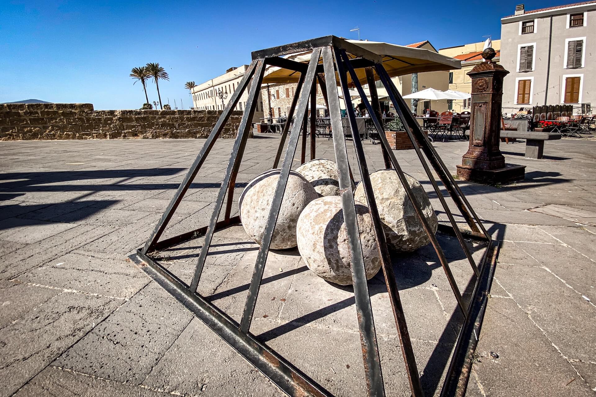 Loodzware kanonskogels op de stadsmuren van Alghero