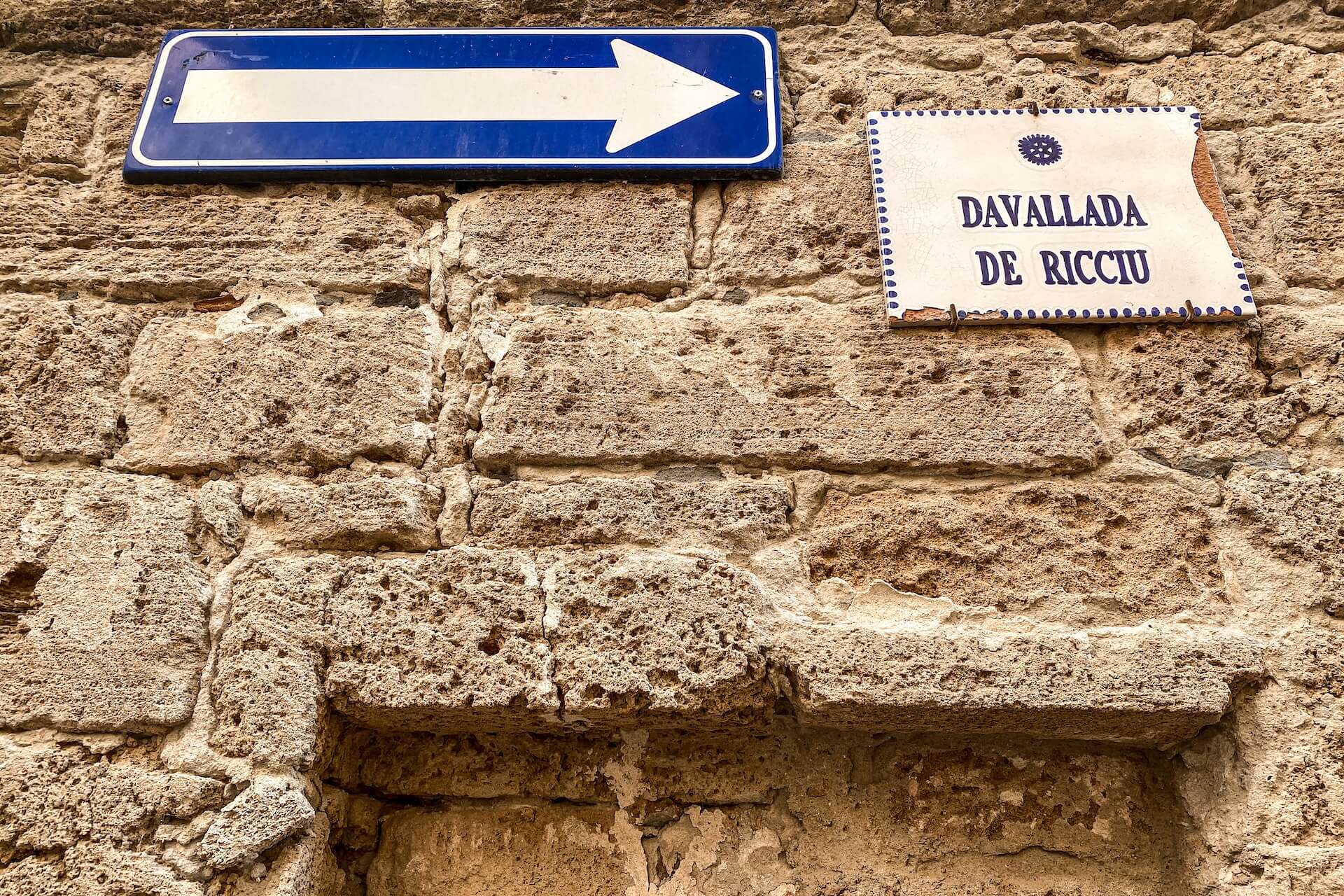 Straatnamen in Alghero Catalaans en Italiaans