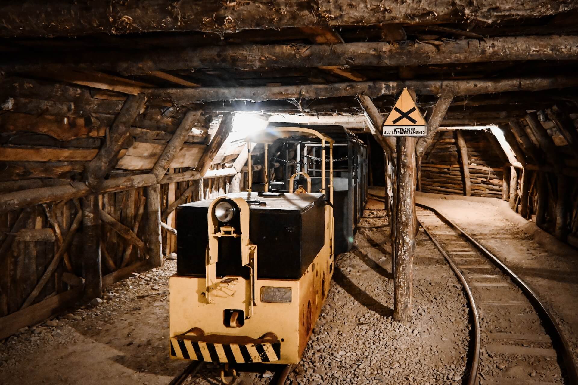 Treintje in de mijnschacht