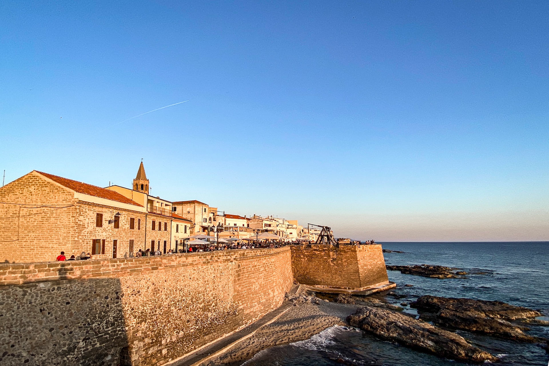 Zonsondergang bekijken vanaf de stadsmuren in Alghero