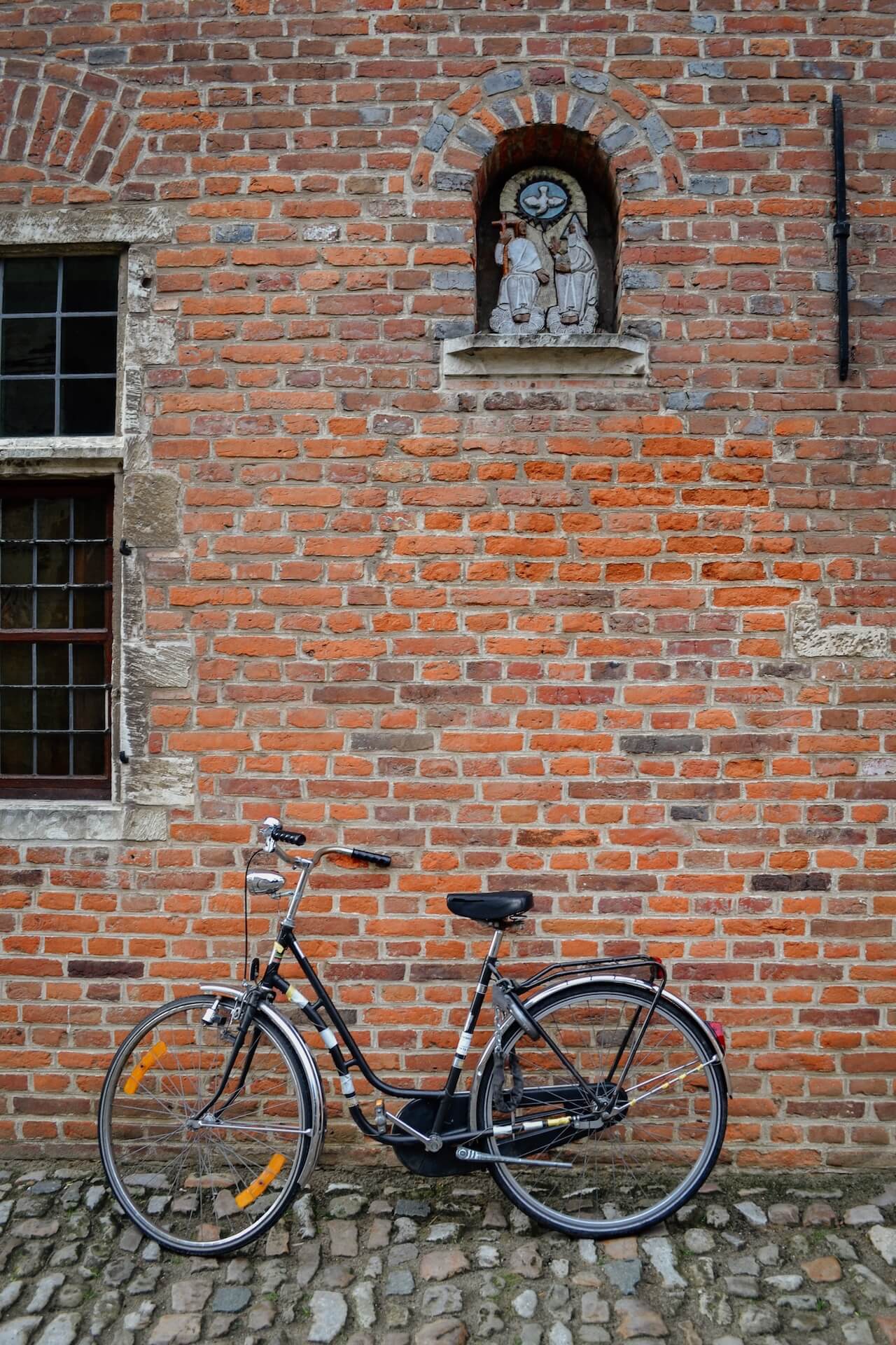 Een fiets op straat Groot Begijnhof Leuven