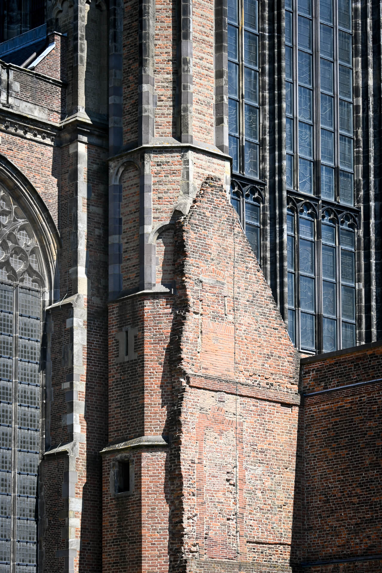 Het schip van de Domkerk stortte in 1674 in, waardoor de toren gescheiden raakte van het kerkgebouw
